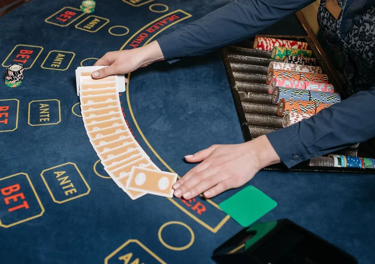 Mesa de cassino ao vivo com crupiê real