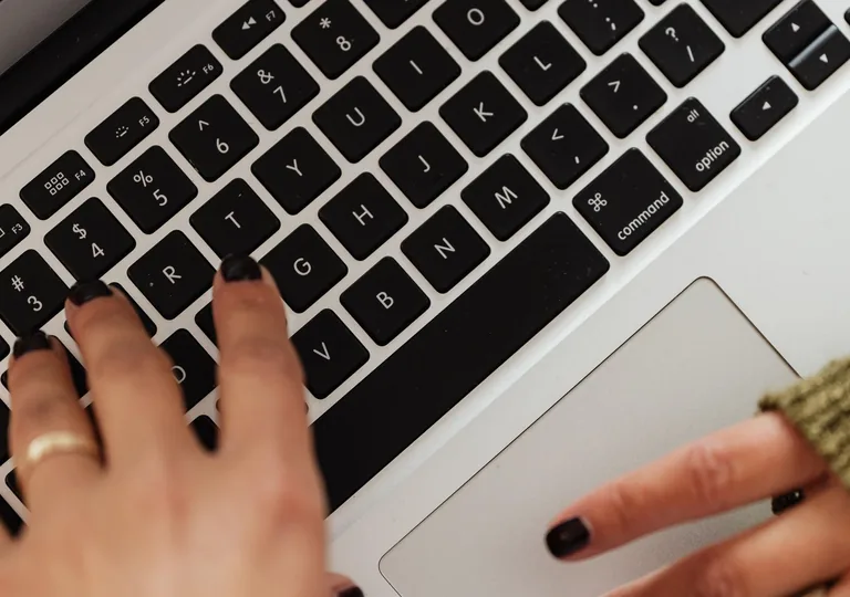Formulário de cadastro da Mostbet no notebook