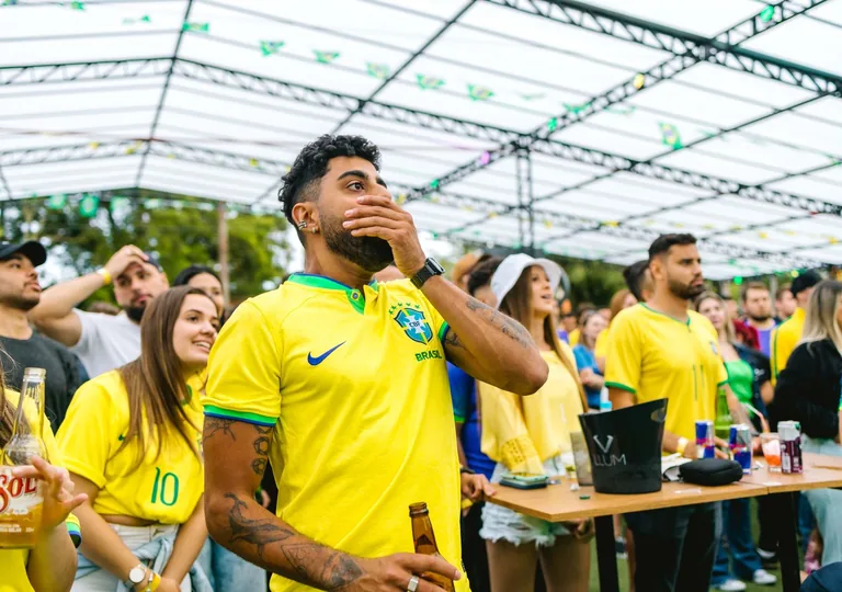 Torcedores brasileiros acompanhando uma partida